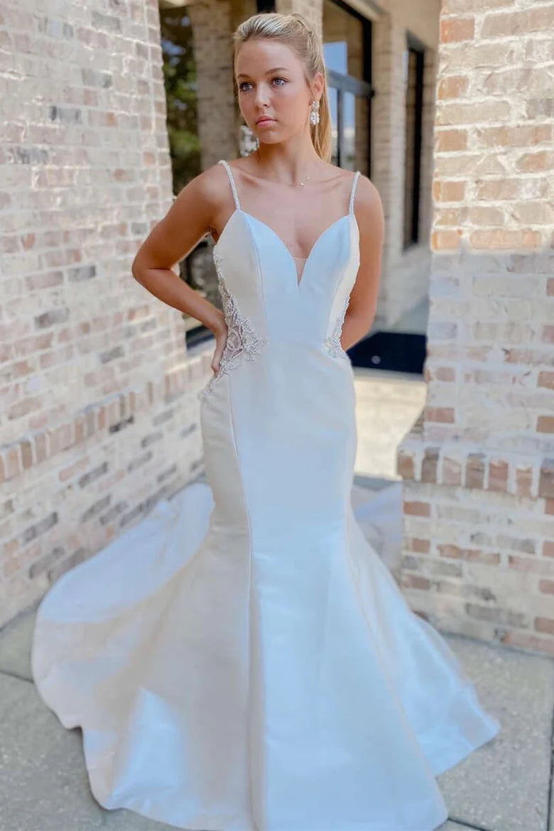Vestido de novia largo de corte trompeta con escote en V y espalda abierta.